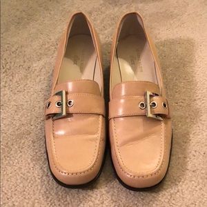 BEIGE AK ANNE KLEIN IFLEX SHOES